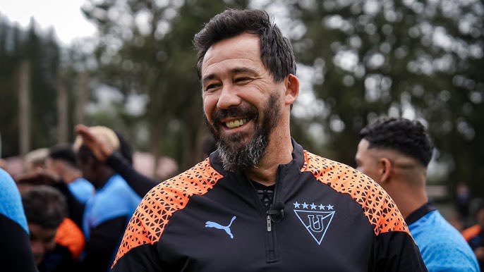 Pablo “Vitamina” Sánchez sería el nuevo técnico de la UC. Ayer llegó con su cuerpo técnico a Santiago. Información en desarrollo… #LosCruzados