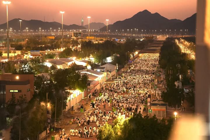 حجاج بيت الله يواصلون نفرتهم من عرفات إلى مشعر مزدلفة