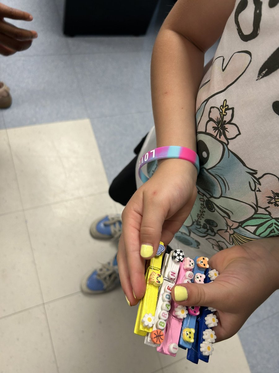 Our #VanierVikings Wellness Team hard at work with our “you’ve been clipped” initiative to recognize champions of #mentalhealth in our school! <a href="/DPwellness4all/">DPwellness4all</a>