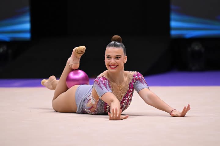 ¡¡A LA FINAL!!🤩 

🔊 Lucía González logra la clasificación para la final de pelota en el Campeonato de Europa #RGTallinn2025 tras clasificarse en 8ª posición 

¡Increíble debut! 👏🏼🔝🤩

📸📝RFEG