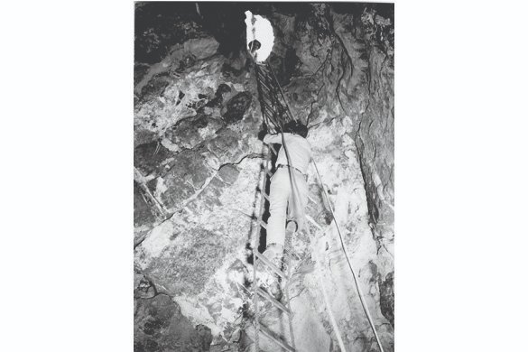 LibretaNegraMx's tweet photo. La Cueva de la Candelaria, Coahuila

Momias, textiles e instrumentos en un increíble estado de conservación.

Grupos cazadores-recolectores usaban cuevas como vivienda… y también como tumbas. Envolvían a sus muertos con mantas, ataban los cuerpos y colocaban objetos personales en su interior.

Por eso, en 1953 el INAH organizó un rescate en la Cueva de la Candelaria, Coahuila. El arqueólogo Luis Aveleyra y el antropólogo Arturo Romano encontraron más de 200 bultos funerarios, aunque muchos ya estaban dañados.

Se hallaron objetos personales: sandalias, cuchillos, bolsas tejidas, arcos, flechas, incluso cunas. Los cuerpos estaban momificados de forma natural, ¡algunos conservaban piel y cabello!

Los análisis revelan fechas entre 1095 y 1315 d.C.
Y el potencial de estudio aún es enorme: ADN, enfermedades, plantas usadas como el peyote…

Los elementos arqueológicos de la Cueva de la Candelaria muestran como era el modo de vida en el Norte de México, la llamada cultura del desierto.