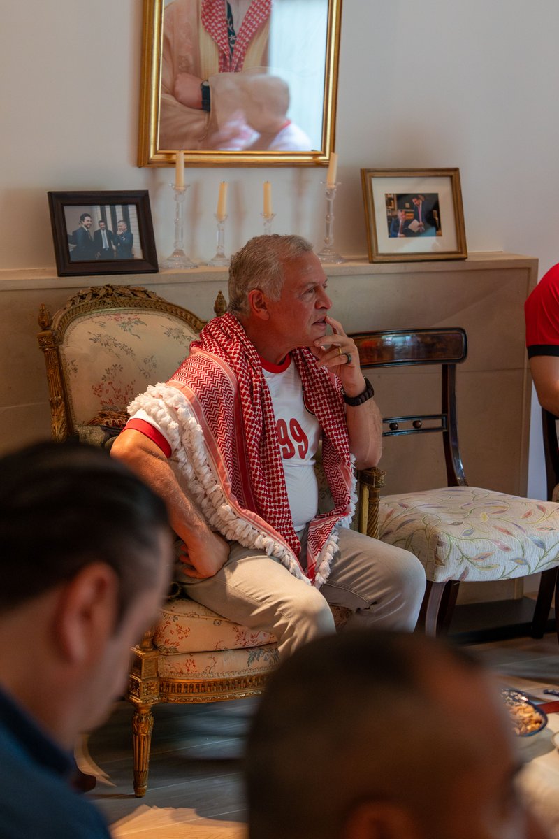 RHCJO's tweet image. جلالة الملك عبدالله الثاني يتابع مباراة المنتخب الوطني مع المنتخب العماني من مقر السفارة الأردنية بلندن حيث يقوم بزيارة عمل خارجية تشمل عدة دول
#الأردن