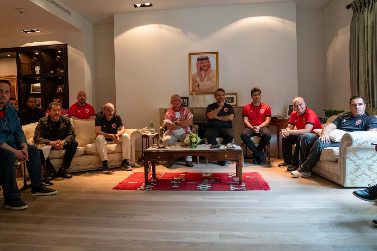 جلالة الملك عبدالله الثاني يتابع مباراة المنتخب الوطني مع المنتخب العماني من مقر السفارة الأردنية بلندن حيث يقوم بزيارة عمل خارجية تشمل عدة دول
#الأردن