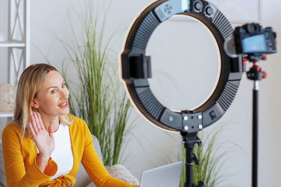 JohoMarketing's tweet photo. Storytelling Through Video: Capturing Attention and Emotion. Storytelling through video has become an indispensable tool for brands and content creators. #storytelling #Video #JOHOMarketing https://t.co/7bbM7hK2uW https://t.co/OwCvxnny9N