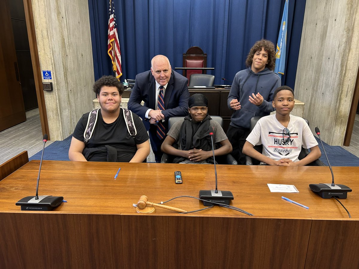 TY to the 8th grade class from the Condon School in #Southie for visiting me <a href="/BOSCityCouncil/">Boston City Council</a> today. We discussed ways to keep our parks &amp; open spaces clean. Civic engagement empowers our youth to shape their communities, drive social change and develop leadership! #bospoli