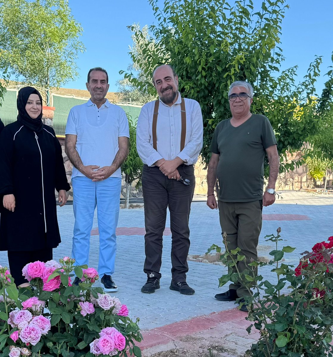 Averdoganmurat's tweet photo. Kanal Fırat’tan Şah İsmail Gezici, “Yollarda” programı için bayram hazırlıkları çekimi yaptı.
Milad’ın Mutfağı’ndan Milat Erdoğmuş da konuktu.
Tuğba Erdoğan en güzel yemekleriyle soframızı şenlendirdi, gönülleri doyurdu. https://t.co/odqf9oq3H9