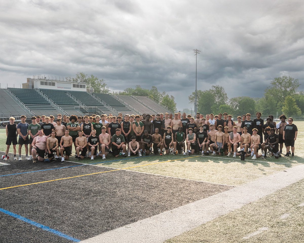MURPH 2025 ✅

1 mile
100 pull ups
200 push ups
300 squats
1 mile

Together they gave everything for something greater than themselves! 🏈

Video to come……