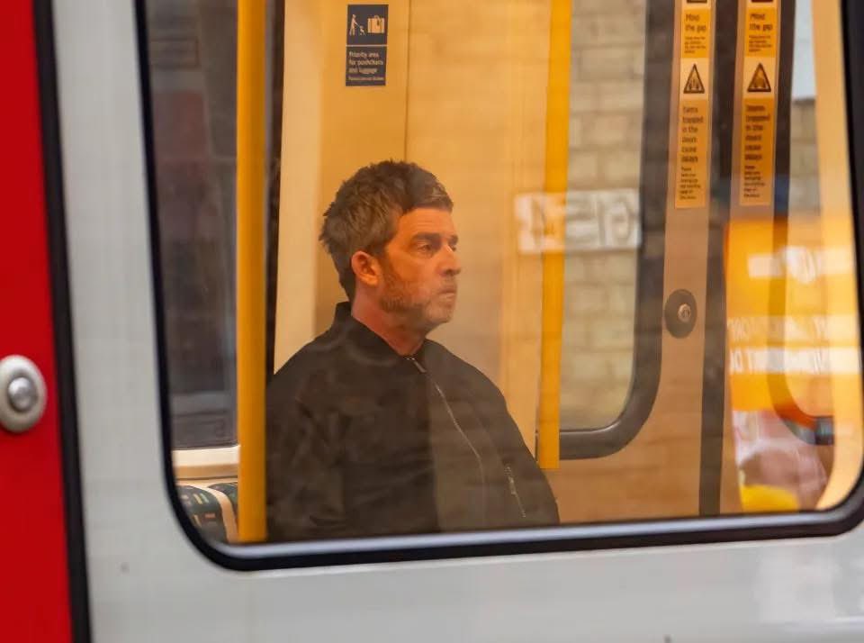 האיש שווה 70 מיליון דולר ובכל זאת הוא לוקח תחבורה ציבורית לחזרה לקראת המופע הכי גדול בעולם