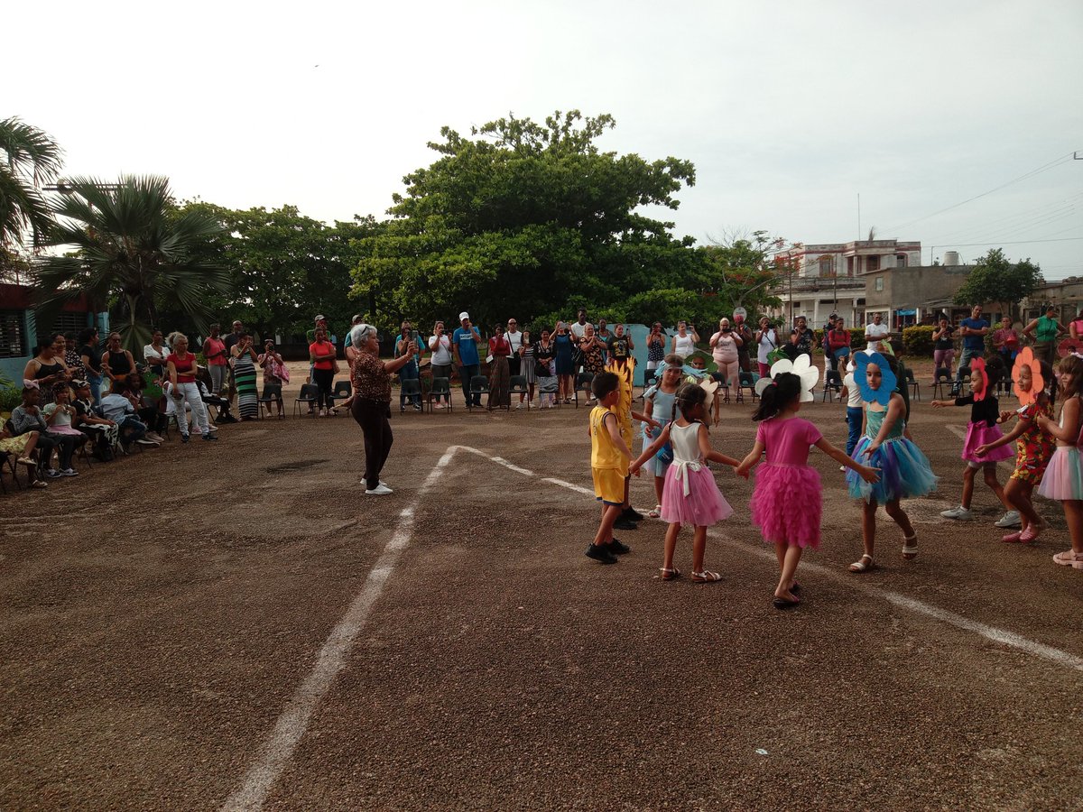 Maritza Cruz, maestras por vocación, ejemplo de consagración a la noble profesión de educar. Recibe el reconocimiento padres y compañeros de trabajo por los resultados alcanzados. #MatancerosEnVictoria <a href="/CubaMined/">MINED</a>  <a href="/EMatancera/">Educación Matancera</a>  <a href="/CaridadPoey/">Marieta Poey Caridad</a>  <a href="/mariofsabines/">Mario Sabines Lorenzo</a>