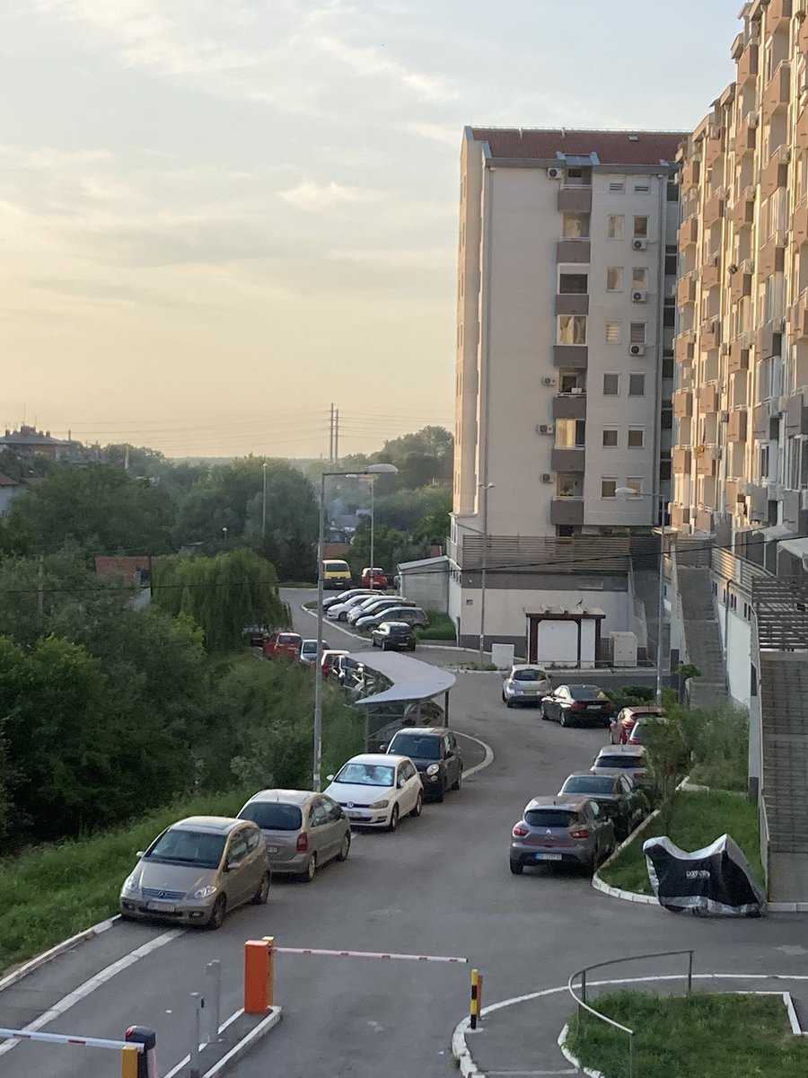 BGBWWWW's tweet photo. I kao i obicno iz nelegalnog naselja Mali Leskovac na Karabutmi se siri dim od spaljivanja otpada @prijavi_problem @MinistarstvoZZS https://t.co/EOE9TaO1l0
