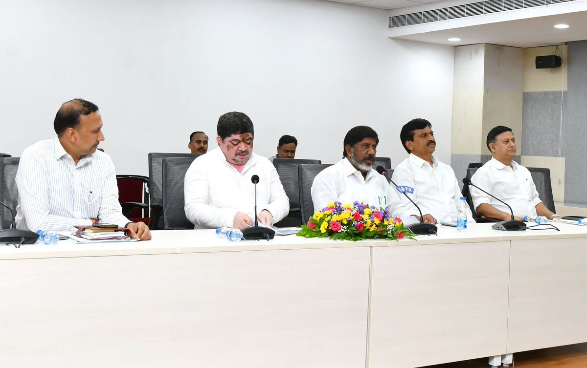 TelanganaBeats's tweet photo. తెలంగాణ ఉద్యోగులకు శుభవార్త!
రెండు DAలు మంజూరు చేసిన రాష్ట్ర ప్రభుత్వం
*తక్షణమే ఒక DA విడుదల
*6 నెలల తర్వాత మరో DA చెల్లింపు
డిప్యూటీ సీఎం భట్టి విక్రమార్క కీలక ప్రకటన
#Telangana #GovernmentEmployees #DARevised #BhattiVikramarka #TelanganaCabinetDecisions https://t.co/jVQlq5my8D