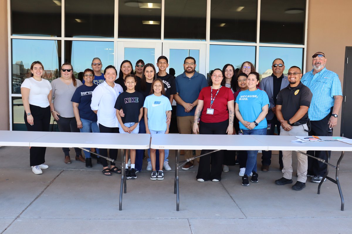 LCPSnet's tweet photo. This morning, LCPS Bilingual Community Outreach team &amp; Roadrunner Food Bank hosted a drive-thru food distribution. Thanks to all who helped make it a success!

The next food drive will be June 20 @ 9:30am at Field of Dreams Baseball Complex.

Learn more: https://t.co/PThL4Rexij https://t.co/SwVUM1PaFv