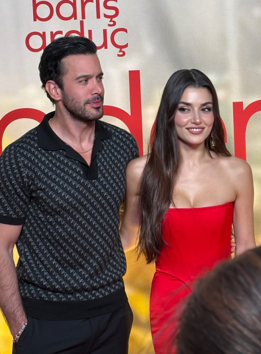 Yılın ikilisi #HandeErçel ve Barış Arduç #AşkıHatırla'nın Köln galasında!😍 #Reminder