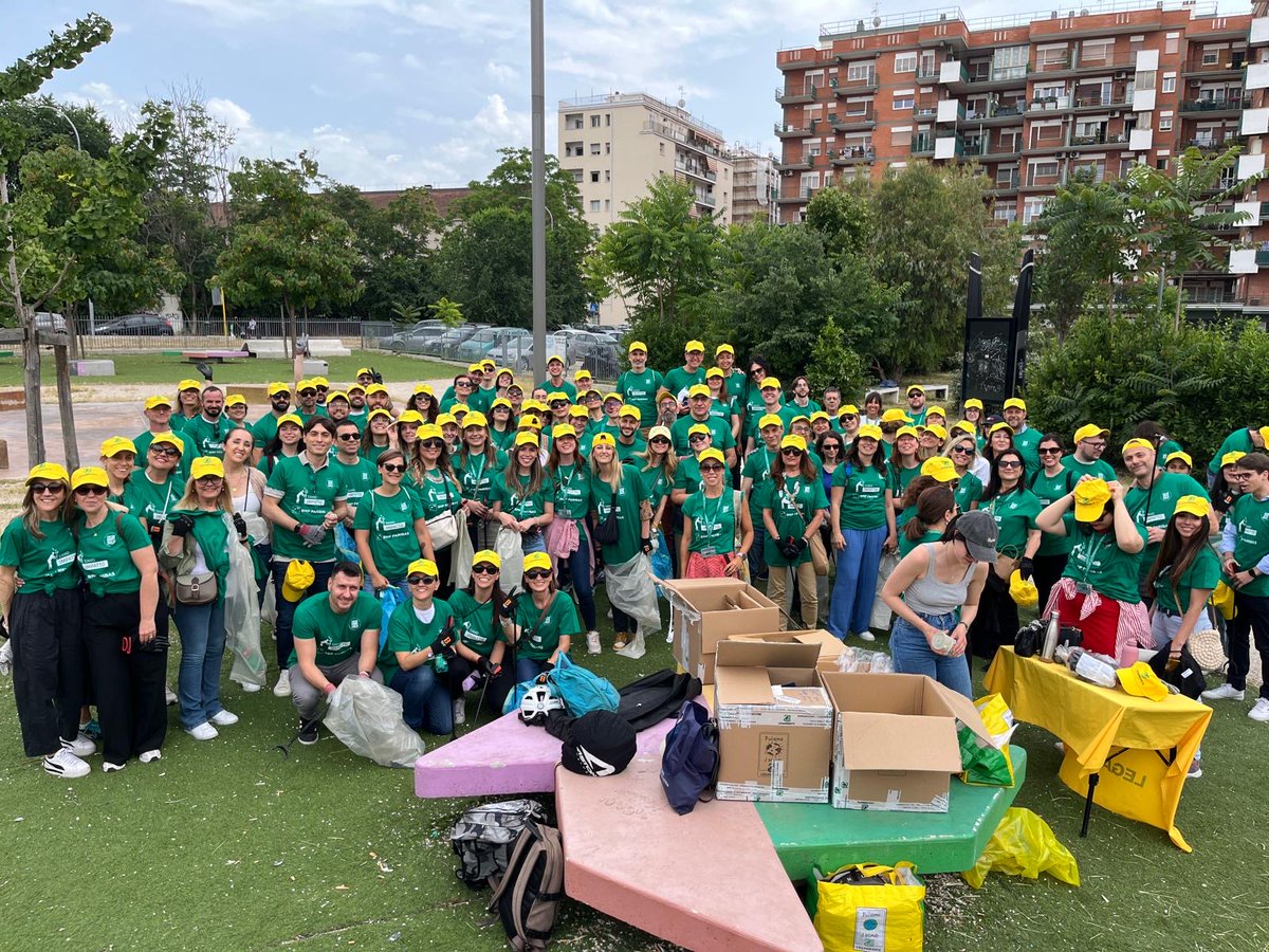 BNL_PR's tweet photo. Raccolte 1,7 tonnellate di rifiuti tra #Napoli #Roma #Firenze #Milano #Verona da circa 1000 colleghe e colleghi di @BNPParibas #Italia. Un'attività con
@Legambiente di pulizia parchi e spiagge.
Siamo #impatto!
#ambiente #Società #parklitter #sostenibilità 
https://t.co/DEMDmkH89z https://t.co/vUDBpI0BuL