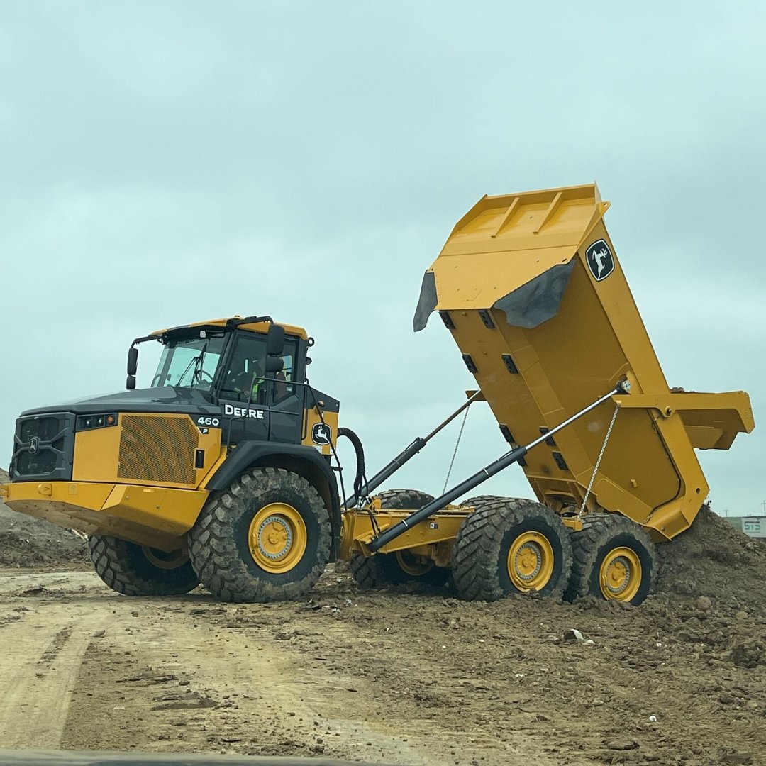 Big jobs call for big machines—and we’ve got you covered. 👊
#4RiversEquipment #JohnDeere #YourWorkingPartner

📸: Michael Brooks &amp; Tess Tyndall - Frederick