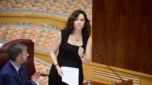 Aquesta nit no podré dormir desitjant que demà algú li parli en català a l’Ayuso. .