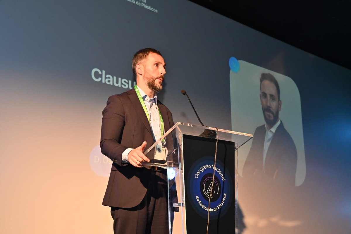 ♻️Óscar Hernández (ANARPLA) clausura el #CongresoAnarpla con un mensaje para el sector:

"El reciclado de plásticos es una oportunidad para Europa. Si jugamos en equipo, con innovación, reglas justas y visión a largo plazo, lograremos una industria circular y competitiva."