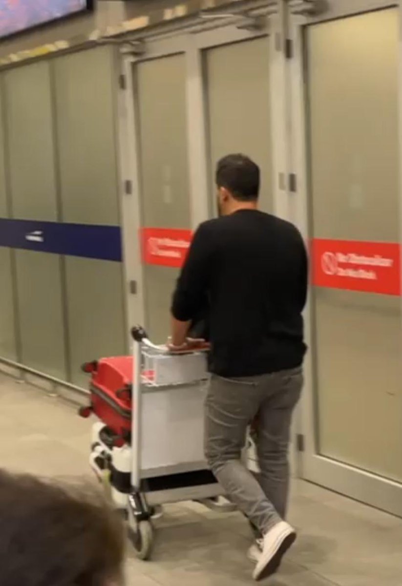 Exclusiva de Pablo “Vitamina” Sánchez llegando ayer a Santiago cerca de las 20:30 horas. Próximamente sería confirmado como técnico de la UC. #LosCruzados