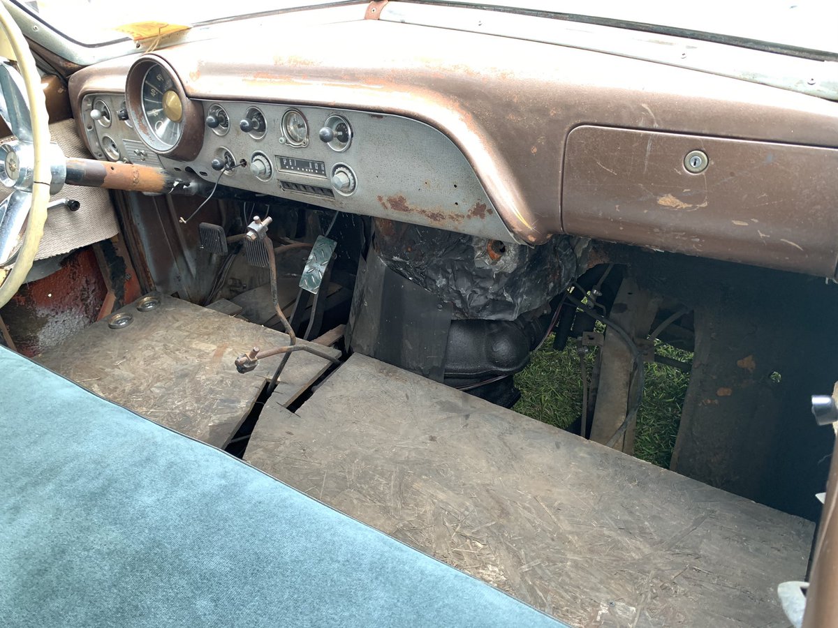 B1G_BLUE's tweet photo. これは5年前のカスタムヒルで見た車。
車内から地面とペラシャまる見えで、宙に浮いたバッテリーの上にETCが載っててマジでイカレてんなと思った(褒め言葉)。これで横浜から自走参加は真似できない😇なんせ地面見えすぎやしこれで高速走って来たってマジパンクすぎる(褒め言葉 https://t.co/0nZUlYVLlG