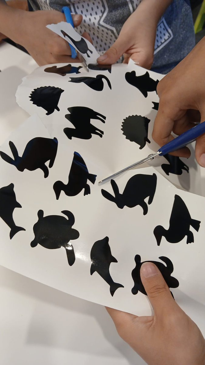 BibEsparreguera's tweet image. Al #BiblioLabXBM de tall de vinil hem creat uns jocs de taula amb molta fauna!🦔 Hem triat les figures, les hem imprès en vinil i les hem enganxat a les fitxes. Ens ha quedat un memory molt professional.
#Esparreguera #bibliotequesxbm #bibliotequescat