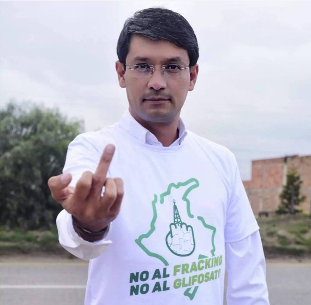 La defensa del planeta es o no es. 

Por eso en el #DíaMundialDelMedioAmbiente, ante la situación en el mundo y en Colombia, respondemos como lo hemos hecho desde siempre: ¡NO al fracking!

#TBT