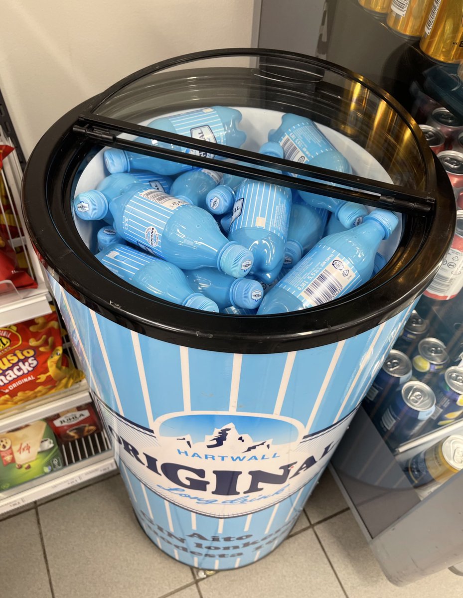 Kammottava näky!

Kuka ihme on päättänyt laittaa lonkeron muovipulloon? Lonkero kuuluu tölkkiin!