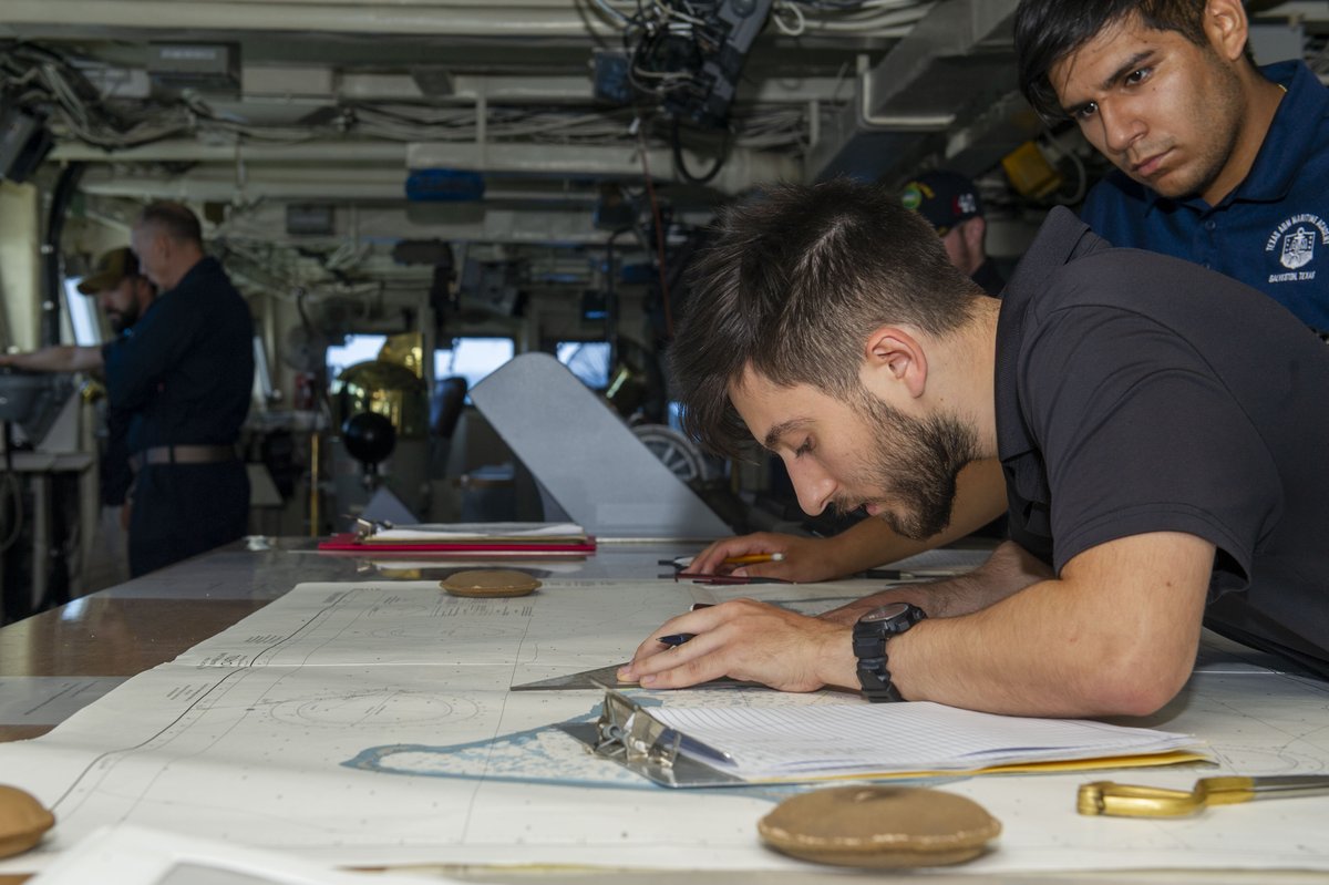 USPacificFleet's tweet image. ⚓ USS Frank Cable arrives in Majuro 🌴

Sailors aboard USS Frank Cable (AS 40) take in the view as the ship pulls into Majuro, Republic of the Marshall Islands for a scheduled port visit, June 3.
#USNavy #USSFrankCable #ForwardDeployed #Majuro #IndoPacific #MaritimeSecurity