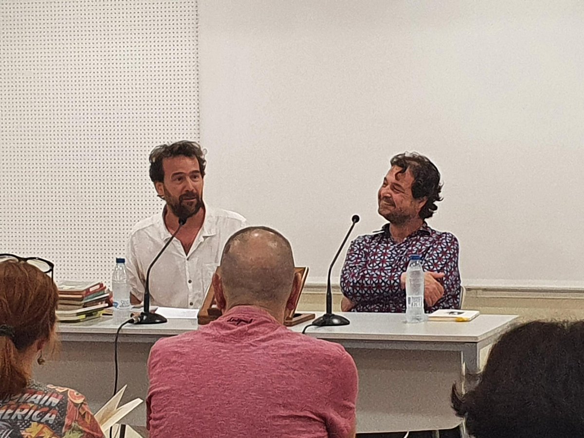 Biblioteca Sevilla (@bibsevilla) on Twitter photo Ahora en <a href="/bibsevilla/">Biblioteca Sevilla</a> el poeta y editor David Eloy Rodríguez presentando su último libro "Vida en el fin" editado por Difácil. ¡Gracias por llenar de versos la biblioteca!
<a href="/CulturaAND/">Cultura Junta de Andalucía</a> Ahora en <a href="/bibsevilla/">Biblioteca Sevilla</a> el poeta y editor David Eloy Rodríguez presentando su último libro "Vida en el fin" editado por Difácil. ¡Gracias por llenar de versos la biblioteca!
<a href="/CulturaAND/">Cultura Junta de Andalucía</a>