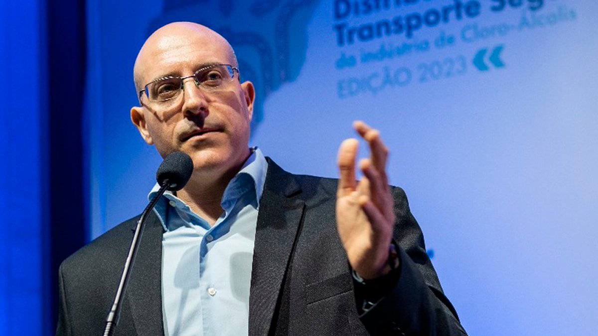 BohnGass's tweet image. "Lá no FMI, temos relatórios de todos os países. E o Brasil brilha! Déficit do Brasil é quase zero enquanto na Europa é 3,5 ou 4, e nos EUA nem se fala. Ao contrário do que a mídia nacional faz parecer, não há penhasco fiscal algum no Brasil". André Roncaglia, diretor do FMI.