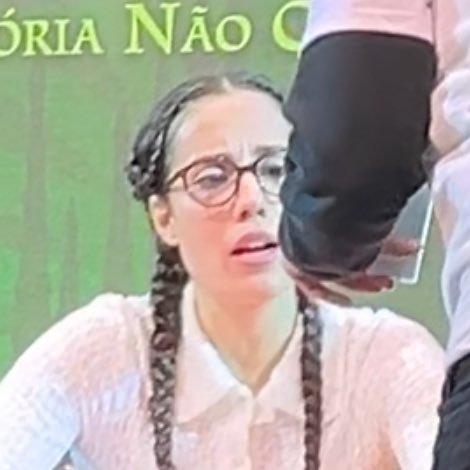 archivemyra's tweet photo. toda oportunidade que eu tiver de filmar a myra cantando taylor eu VOU FILMAR pra ela ser humilhada online ! ela merece👏🏻ela merece👏🏻ela merece https://t.co/80XPW5NS3W