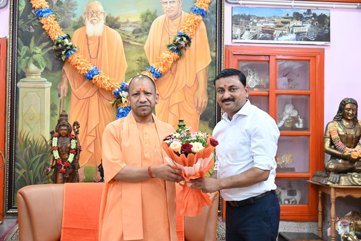 durgesh bajaj (@durgeshbajaj2) on Twitter photo आज गोरक्षपीठाधीश्वर परम् पूज्य <a href="/myogiadityanath/">Yogi Adityanath</a> जी महाराज के #जन्मदिन के शुभ अवसर पर बधाई दे कर आशीर्वाद लिया..! आज गोरक्षपीठाधीश्वर परम् पूज्य <a href="/myogiadityanath/">Yogi Adityanath</a> जी महाराज के #जन्मदिन के शुभ अवसर पर बधाई दे कर आशीर्वाद लिया..!