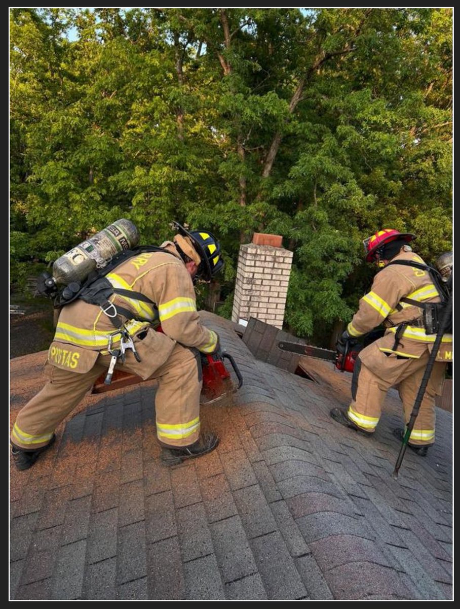 ctvfc21's tweet photo. Tuesday night @ctvfc21 and @adamsarea42 met up and covered a few fire ground tasks at houses that were scheduled for demolition The crews worked on vertical ventilation, VEIS, and hose line advancements of flowing while moving. We expect to have these houses for a few more weeks. https://t.co/XxpF7LpQwy