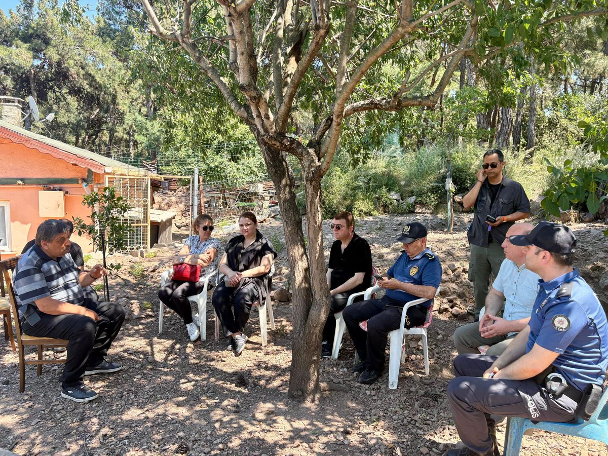 Kaymakamımız Abdurrahman İNAN ve eşi hanımefendi, Kurban Bayramı Arifesinde, Şehit Dursun KESER'in Heybeliada'da bulunan kabrini ziyaret edip akabinde Şehidimizin kıymetli ailesini ziyaret etti.