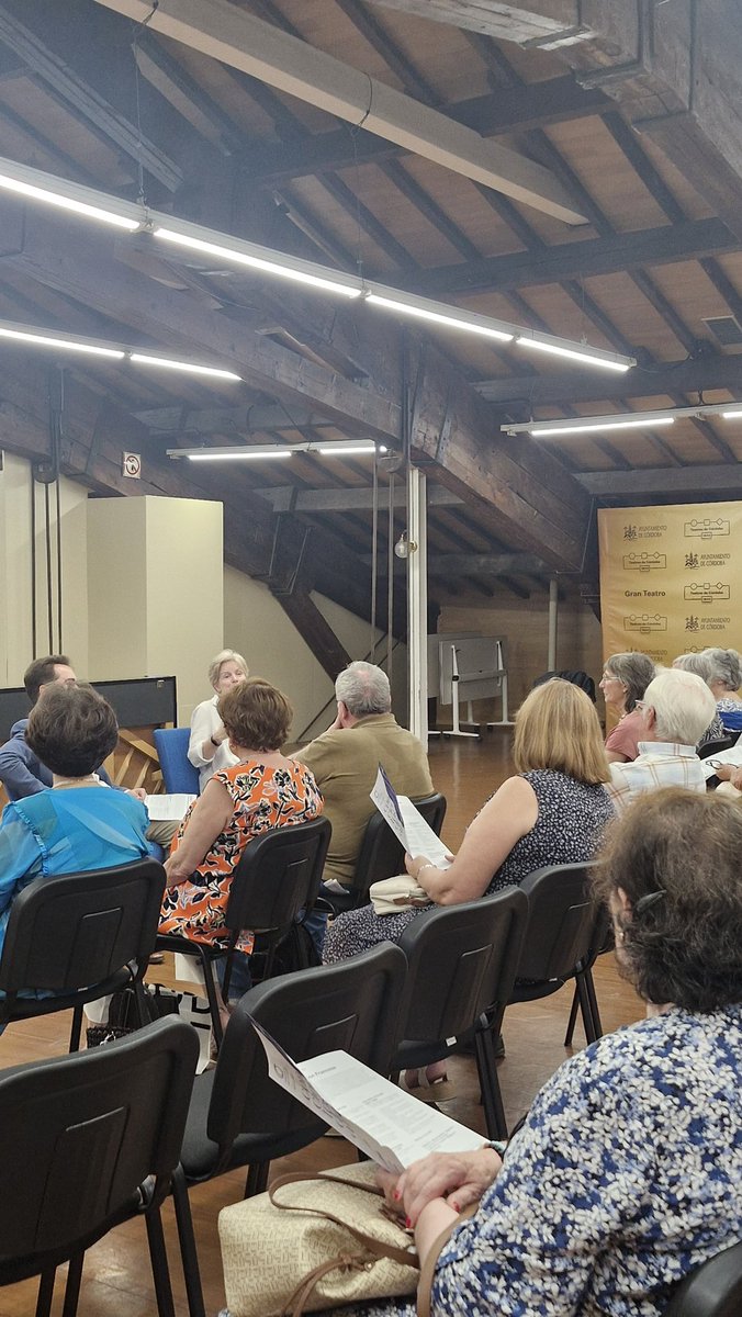🎙️ Estamos disfrutando de la última obertura de esta temporada, previa a nuestro duodécimo concierto de abono, 'Inspiración francesa', que dará comienzo a las 20.00 h. 🎼 

💙 Una vez más, en la Sala de Telares del Gran Teatro. 📸

#OrquestadeCórdoba #CórdobaEsp #EsenciaOdC
