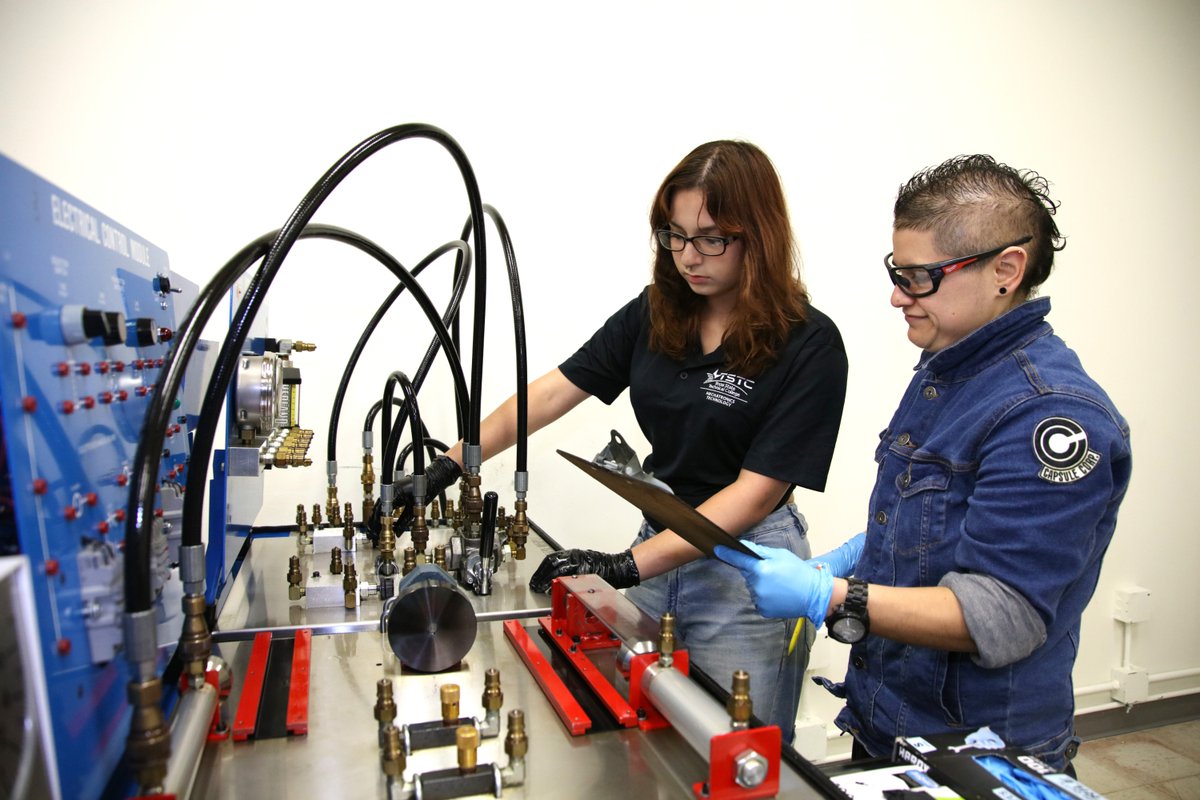 🦾⚡ The Mechatronics program at TSTC Harlingen trains students like Jalissa Alanis, Sophia Galvan, and Erica Sanderson for complex electrical careers through hands-on learning in troubleshooting, programming, and control systems.
 
Explore more ➡️ bit.ly/4mIyaHf