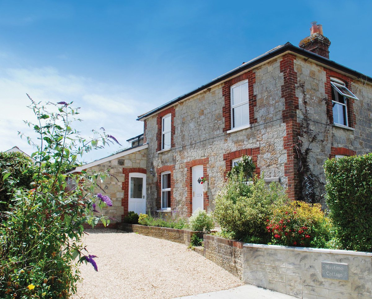 aroundaboutbrit's tweet image. Maytime Cottage is a cosy holiday home near Ventnor, at Whitwell on the Isle of Wight – the perfect escape for families or groups looking to unwind and explore this beautiful island!

🏡 Self Catering
aroundaboutbritain.co.uk/Isle_of_Wight/…

#MaytimeCottage #IsleOfWight #HolidayHome