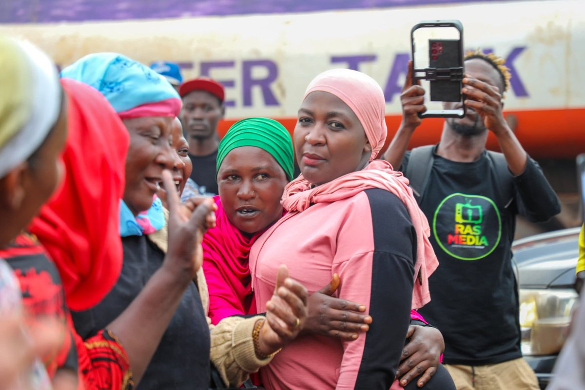 In a continued show of generosity, the <a href="/Onc_nrm1/">Office of the National Chairman NRM</a> on Monday launched Day 2 of its Eid Al-Adha donation drive, led by SPA/PA-ONC <a href="/ChiefMuzzukulu/">Uzeiye Hadijah</a> Representing President Yoweri Museveni, the team distributed food &amp; livestock to Muslim communities in Banda, Mukono, Luwero &amp; Kasangati.