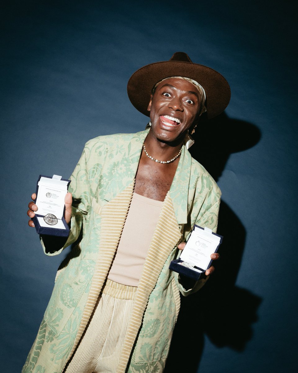 💙Estamos esperando as fotos com o merecido troféu <a href="/jotape_oficial/">Jota.pê</a>!

 Enquanto elas não chegam, vamos relembrar essa noite de indicados CHIQUÉRRIMA!