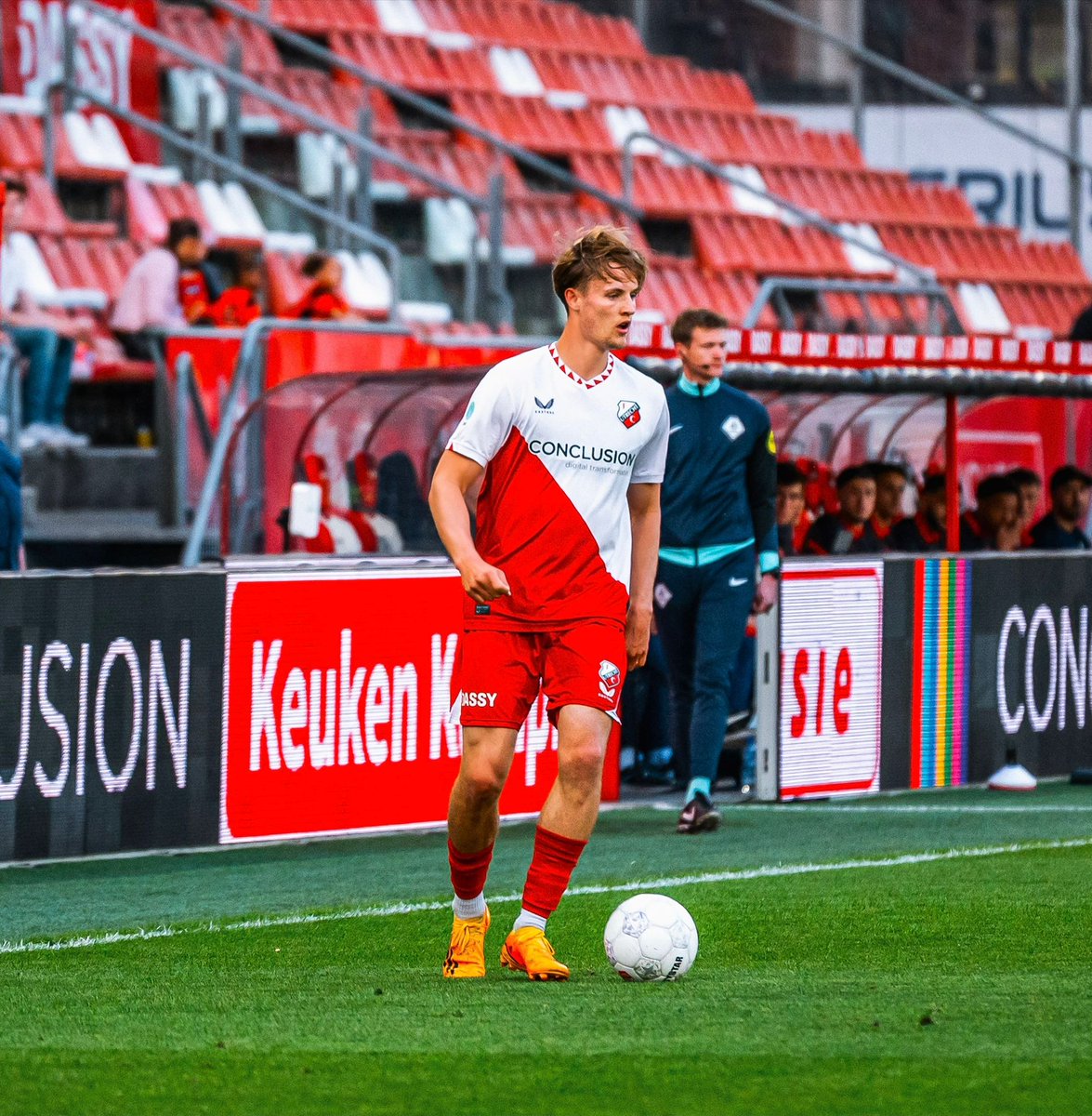 lorenzooleporee's tweet photo. FC Utrecht’s Mees Akkerman (20) has attracted interest from several clubs across Europe, including teams in Germany, Italy and Belgium.
The young talent is set to become a free agent, though #Utrecht remain keen on extending his contract.
#FCUtrecht #Netherlands #Transfers https://t.co/Zq3nOSs1Rz