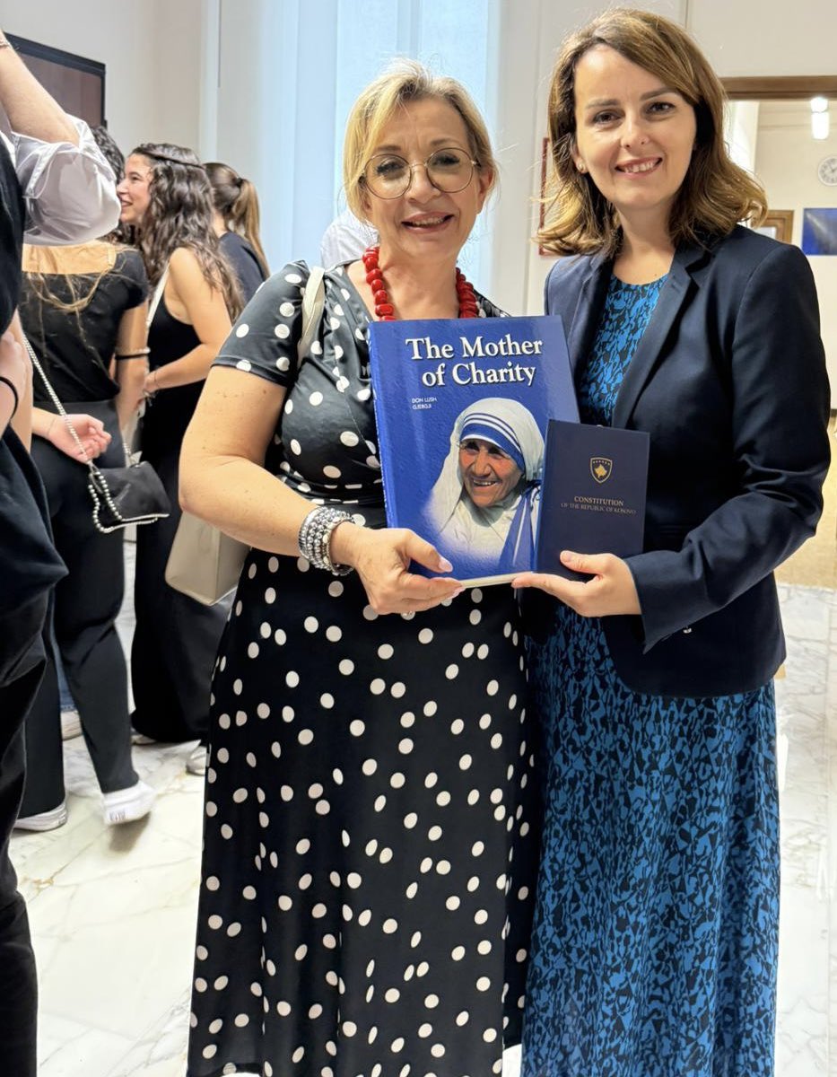 Great to host brilliant students from Liceo “Aristotele” Rome at the Embassy! We discussed Kosovo’s institutions, independence, and EU/Council of Europe path. They left with Kosovo’s Constitution in English—plus a special gift for their teacher: a book on Mother Teresa.