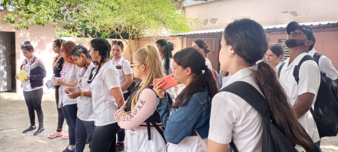 MINSAPCuba's tweet photo. ⚕Estudiantes de la Universidad de Ciencias Médicas de Ciego de Ávila  celebran Día Mundial del Medio Ambiente:
 🗣 Conferencia magistral "Martí por el equilibrio del mundo".
📝Proyectos comunitarios.
🎉Festival de artistas aficionados.
¡ #UnidosXCuba y por un planeta más sano! https://t.co/5ohS3Qwsaa