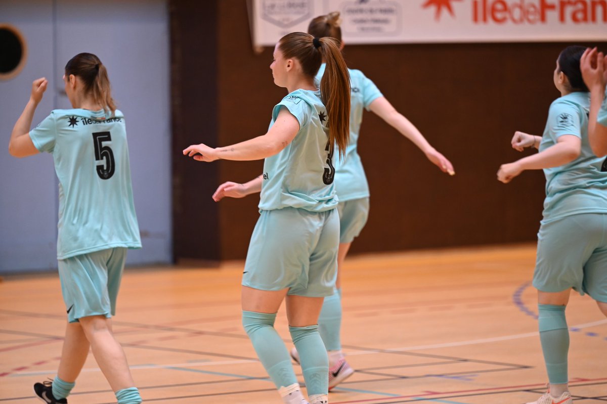 Les deux équipes démarrent leur échauffement !