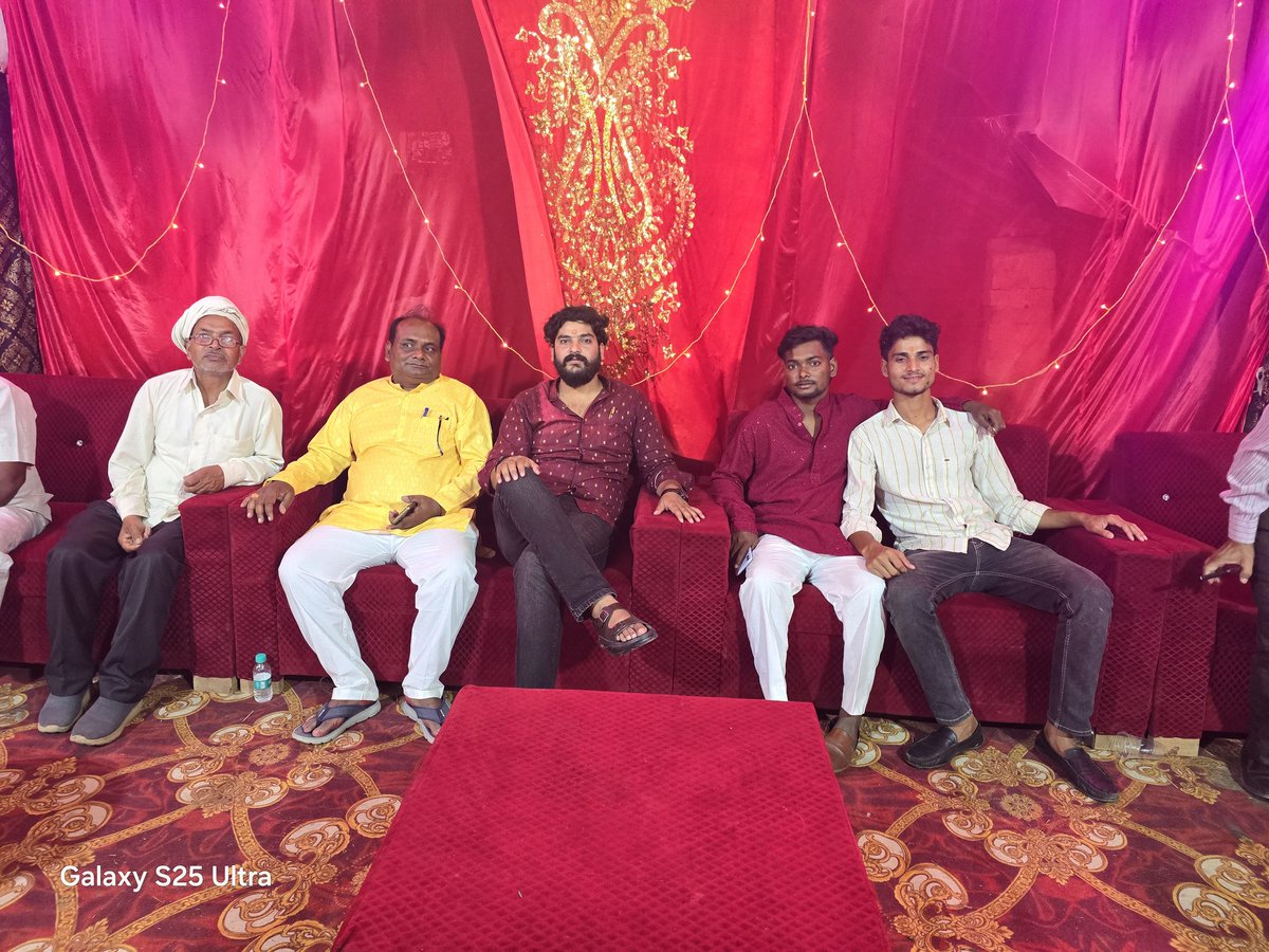 BahubaliShani's tweet photo. न० पं० कप्तानगंज के अंतर्गत ग्राम पिकौरा निवासी श्री कौशल किशोर जी के यहां लड़की की शादी समारोह में सम्मिलित हुआ !!

कप्तानगंज क्षेत्र के अंतर्गत ग्राम बढ़नी निवासी बड़े भाई सत्यम मिश्रा जी के यहां आयोजित अखण्ड रामायण पाठ के पूर्णाहुति भंडारे में सम्मिलित हुआ !!
@BJP4UP @BJP4Ind https://t.co/CvyGTHVvWo