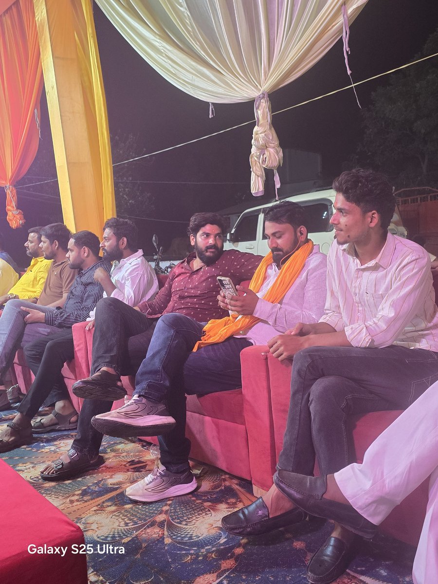 BahubaliShani's tweet photo. न० पं० कप्तानगंज के अंतर्गत ग्राम पिकौरा निवासी श्री कौशल किशोर जी के यहां लड़की की शादी समारोह में सम्मिलित हुआ !!

कप्तानगंज क्षेत्र के अंतर्गत ग्राम बढ़नी निवासी बड़े भाई सत्यम मिश्रा जी के यहां आयोजित अखण्ड रामायण पाठ के पूर्णाहुति भंडारे में सम्मिलित हुआ !!
@BJP4UP @BJP4Ind https://t.co/CvyGTHVvWo