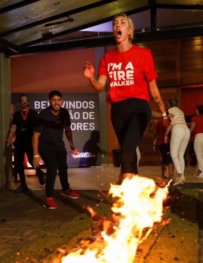 Mds a thaisa tava andando e a karakurt cuspiu fogo no chão só pra queimar os pés dela, essas turcas nao tem limites