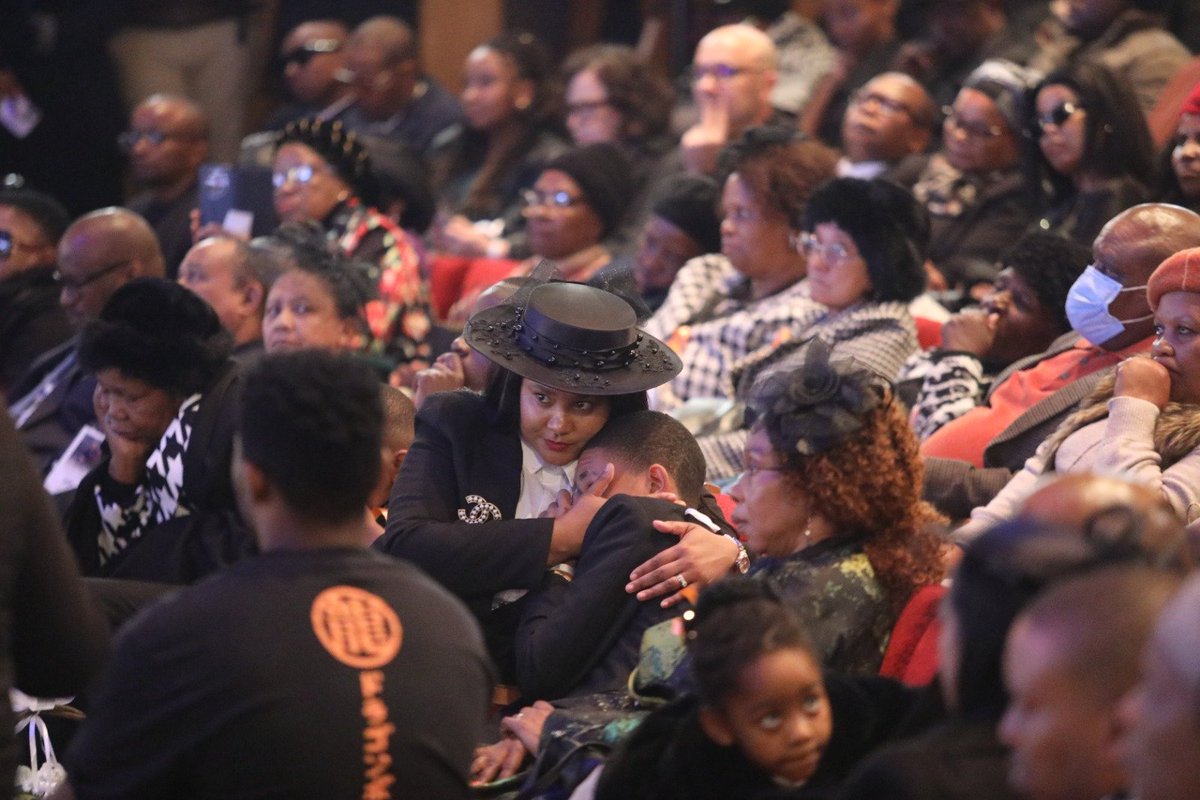 IOL_Lifestyle's tweet image. A heartfelt farewell to an icon. Loved ones, colleagues, and fans gathered at the State Theatre to honor the legacy of the award-winning actor. 🎭💔  
#PresleyChweneyagae  #StateTheatre  #Pretoria #SouthAfrica 
Pictures: Oupa Mokoena/Independent Newspapers