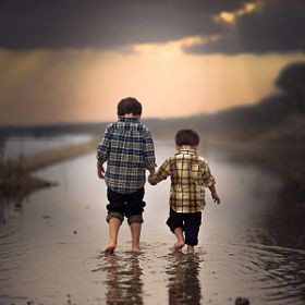 Después de todo
la felicidad y el amor
se parecen,
no se intenta ser feliz,
no se decide amar,
por eso sé feliz
y ámate a ti mismo ... ☀️