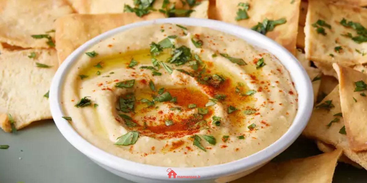 حمص یعنی عشق به سبک خاورمیانه 🌿🔥  

همزن میزنه، کنجد و نخود یه دل میدن به سیر و لیمو... و یه عالمه حس خوب تو یه کاسه✨  

چه با نون پیتا، چه با سبزیجات تازه،#حمص همیشه یه چیز دیگس🤤