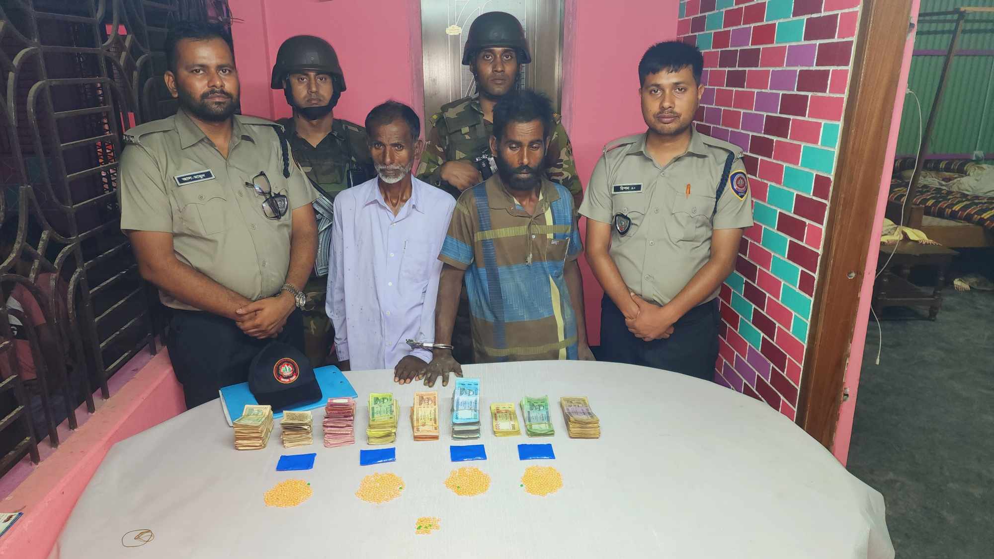 কালিহাতীতে যৌথ অভিযানে ৮৪৫ পিস ইয়াবাসহ মাদক ব্যবসায়ী বাবা-ছেলে আটক