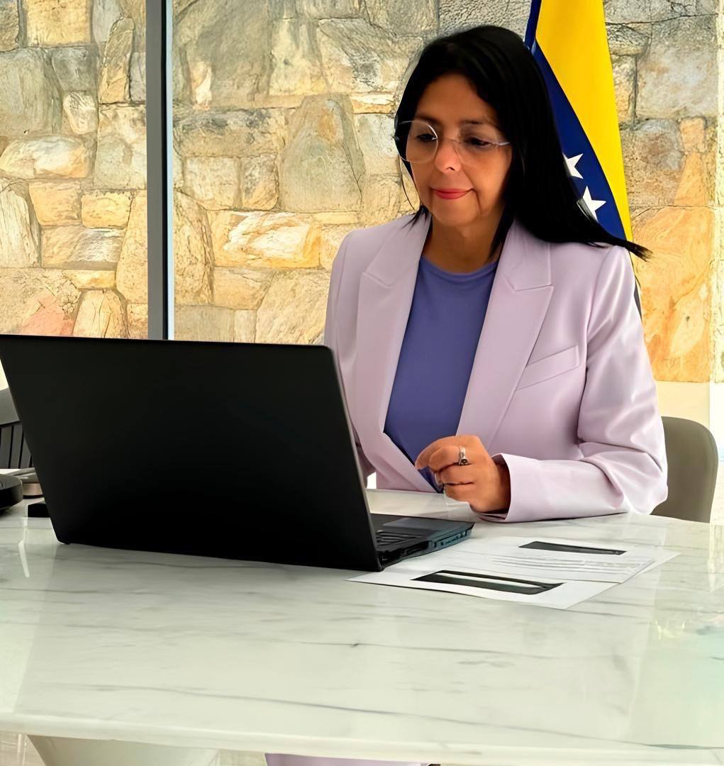 _ColosalRed_'s tweet image. LA VICEPDTA @delcyrodriguezv SOSTUVO REUNIÓN CON LAS GOBERNADOR@S ELECTOS EL #25M, CON EL PROPÓSITO DE COMPARTIR LOS NUEVOS LINEAMIENTOS DE GESTIÓN DEL PDTE. @NicolasMaduro, EN EL MARCO DEL PLAN DE LAS 7T  Y LA AGENDA CONCRETA DE ACCIÓN 2030,ACA.

#El27ElPuebloDecideEnPaz  
#CHCh